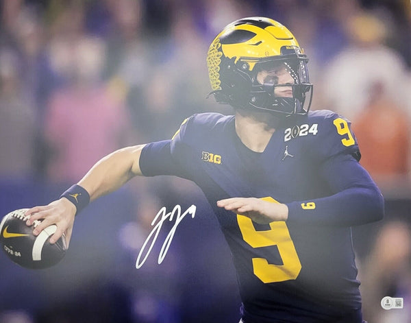 JJ MCCARTHY (MICHIGAN WOLVERINES) SIGNED 16X20 PHOTO - NATTY THROW - BECKETT QR