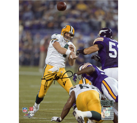 Brett Favre Signed Green Bay Packers Unframed 8x10 NFL Photo - 421st Touchdown