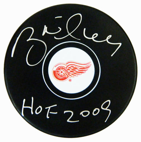 BRETT HULL Signed Detroit RED WINGS Logo Hockey Puck w/HOF 2009 - SCHWARTZ