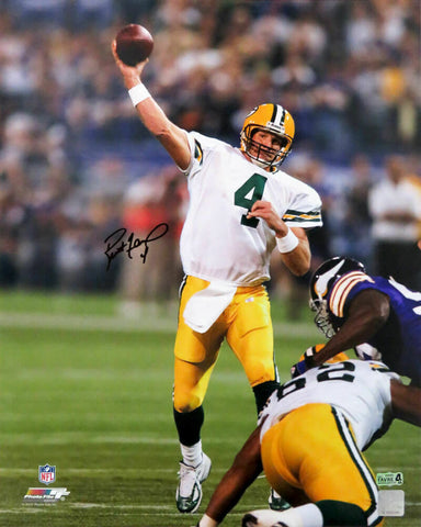 Brett Favre Signed Green Bay Packers Passing Action 16x20 Photo - SCHWARTZ COA
