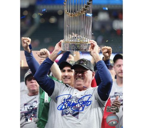 Brian Snitker Signed Atlanta Braves Unframed 8x10 MLB Photo - Holding Trophy