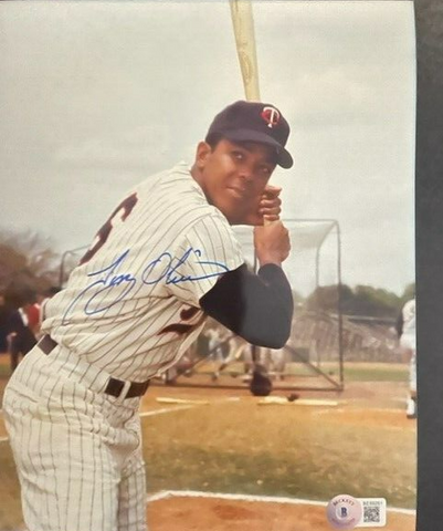 Tony Oliva Signed Minnesota Twins 8x10 Photo (Beckett) 1964 A.L R.O.Y / HOF 2022